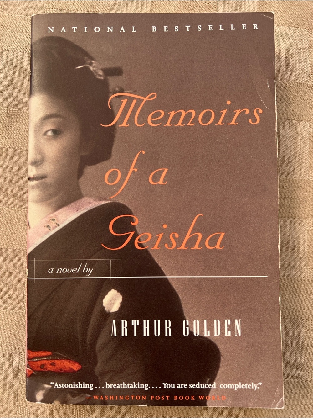 Book: Memoirs of a Geisha by Arthur Golden, Paperback Novel